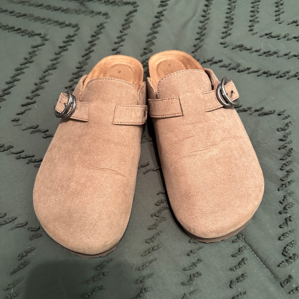 Time and Tru Clogs